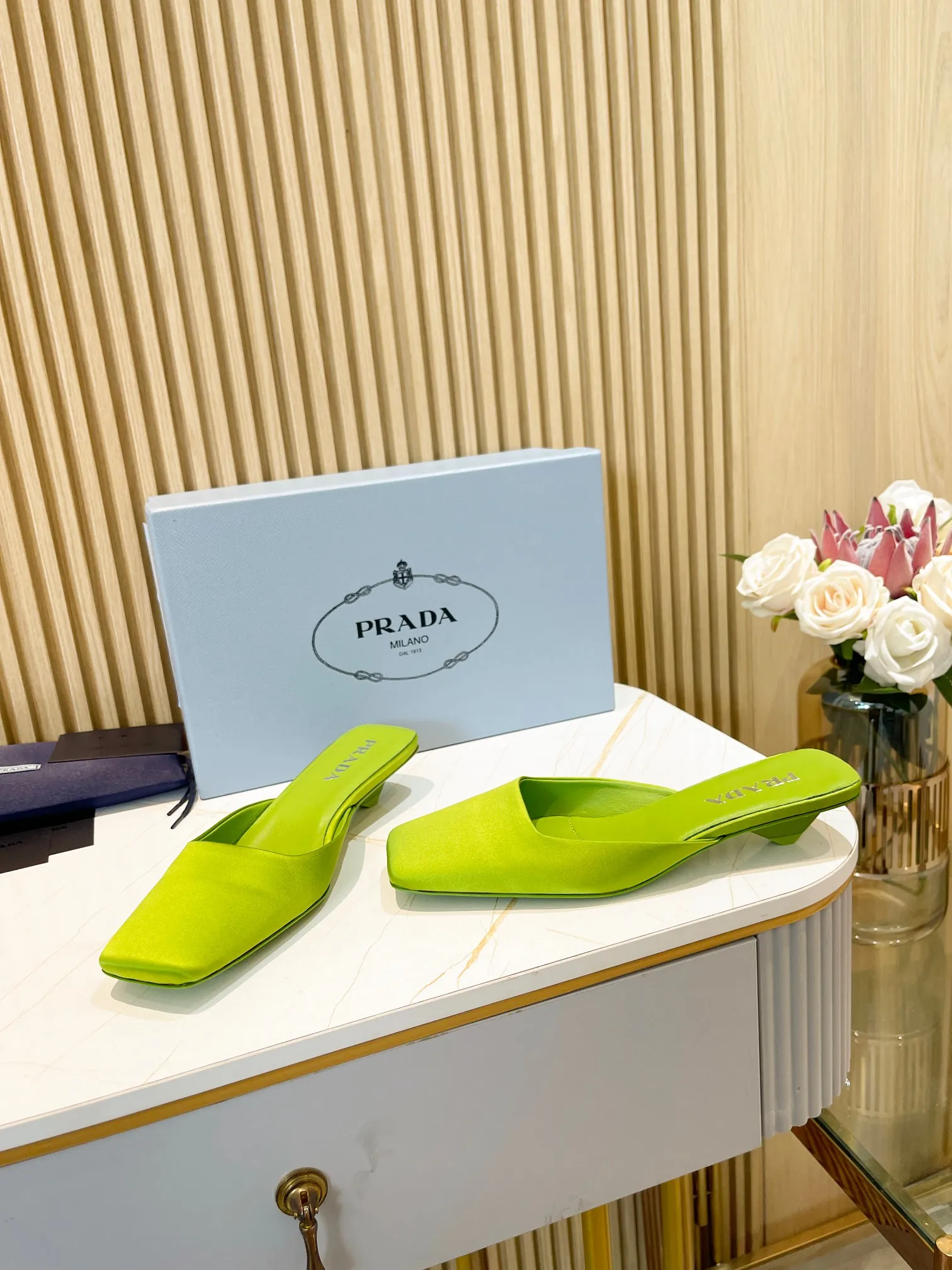 👟👟Ex-factory price 540👟👟 🐳Prada〰️2024 new style🆕Triangle logo🔺Top version of triangular heel square toe Mule slippers ✔️Material and craftsmanship: ✔️Upper: imported silk satin ✔️Inner lining: original sheepskin lining ✔️🇮🇹Imported leather outsole ✔️Size: 35-39 (custom size 40 is non-returnable)